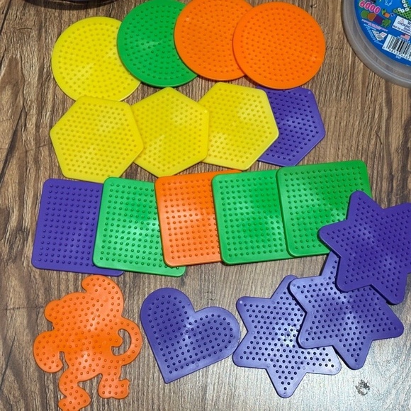 PERLER fused beads bucket with 18 Perler pegboards - Picture 3 of 4